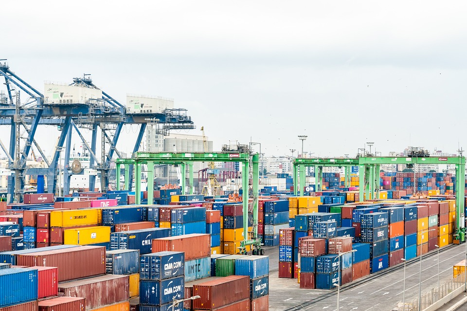 Vývoz a dovoz zboží v kontejnerech.
